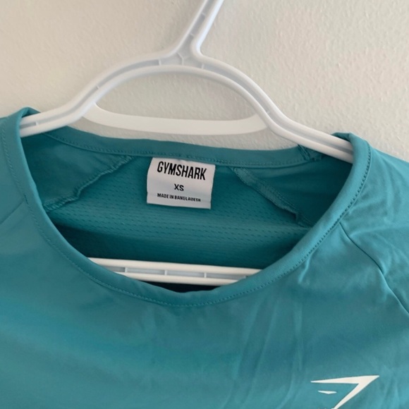 Woman’s gymshark cropped long sleeve - Picture 2 of 3